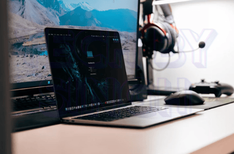 How windows runs programs vs mac?